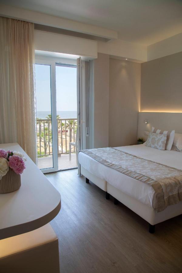 Hotel Mon Cheri ริชโชเน ภายนอก รูปภาพ